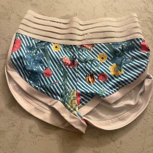 White/blue floral high wasted scrunch booty shorts